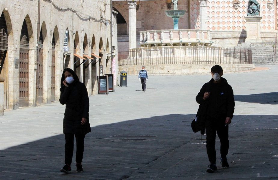 Doi oameni pe o stradă din Perugia