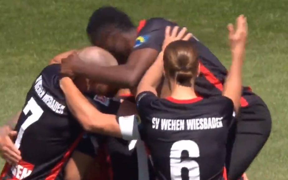 Jucătorii lui Wehen sărbătoresc marcarea unui gol