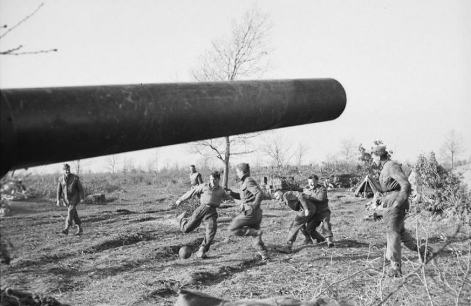 Soldați care joacă fotbal în timpul celui de-al Doilea Război Mondial
