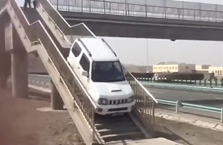 Imagini ireale cu un șofer care întoarce pe autostrada pe pasarela pentru pietoni! VIDEO