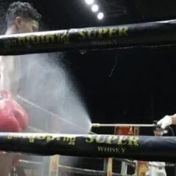 Gală de box controversată! Pugiliștii au fost stropiți cu dezinfectant și au luptat fără măști