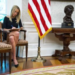 Ce a putut să promită noua purtătoare de cuvânt a lui Donald Trump, la prima conferință de presă: ”Aveţi cuvântul meu pentru asta”