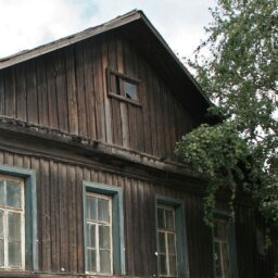Întâmplările incredibile ale familiei izolate într-o casă bântuită. "Câinele meu latră la pereţi fără motiv"