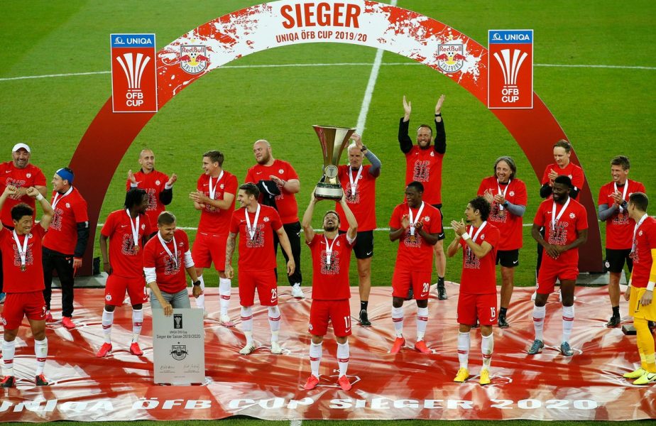 Imagini virale. Jucătorii de la Salzburg au respectat distanţarea socială când au primit Cupa Austriei