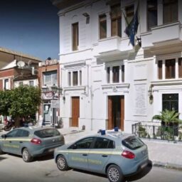 Un român din Italia a fost filmat în timpul unei infracţiuni, dar a fost achitat de judecători pentru că are un frate geamăn