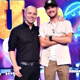 N-o să fim de comedie! Glumeţii de la iUmor, Dan Badea şi Şerban, au făcut pariu pe naţionala lui Rădoi! Cine va câştiga, vedeţi la ştirile din sport de la Antena 1, ora 19.55!