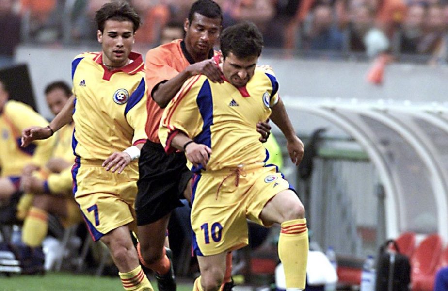 Adrian Mutu și Gheorghe Hagi în timpul unui meci al naționalei României cu Olanda, în anul 2000