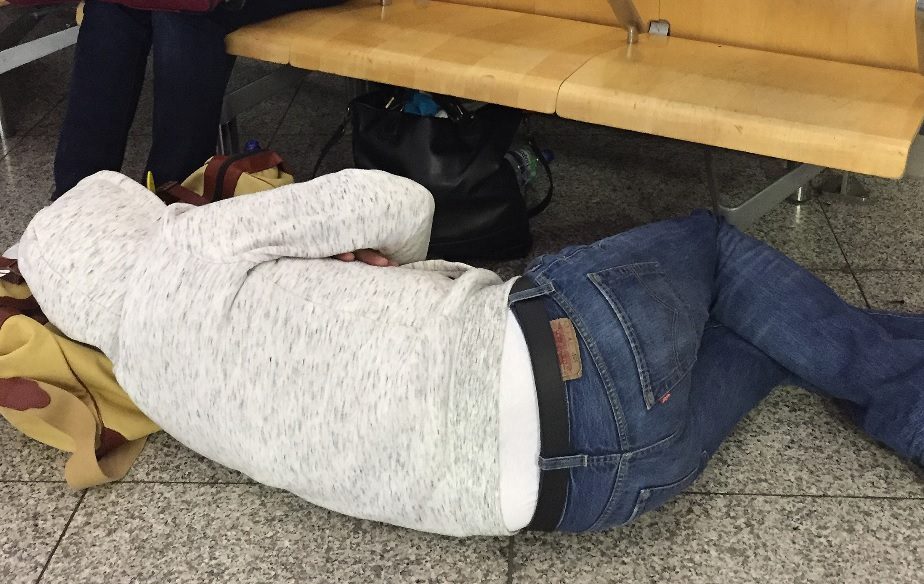Milionarul care a dormit pe jos în aeroport! Cum s-a ajuns aici. Reacţia bărbatului de 31 de ani