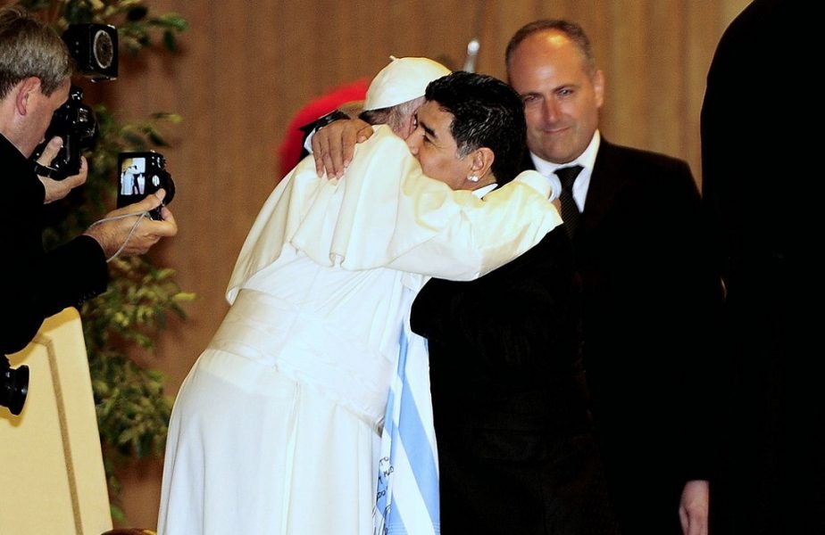 Diego Maradona şi Papa Francisc s-au cunoscut în 2014 la Vatican