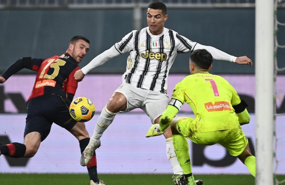 Cristiano Ronaldo și Mattia Perin în timpul meciului dintre Juventus și Genoa