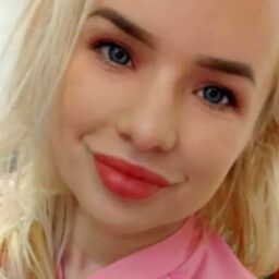 A pierdut postul de director pentru că este prea sexy! A dezvăluit apoi cum a fost hărţuită de-a lungul anilor