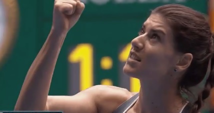 Australian Open 2021 | Sorana Cîrstea i-a arătat pumnul arbitrului, în timpul meciului cu Vondrousova. A părăsit cu scandal Australian Open