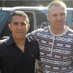 Vasile este acuzat de răpire internaţională de copii şi de faptul că şi-ar fi bătut soţia în plină stradă. Este un fost campion la lupte