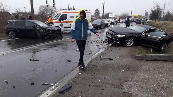 Aproape de tragedie! 5 fotbalişti din România, implicaţi într-un accident rutier. Au ajuns de urgenţă la spital
