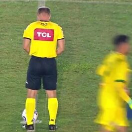 Imagini uluitoare în Brazilia! Un arbitru a urinat pe terenul de fotbal, chiar în cercul de la mijloc. Imaginile au devenit virale