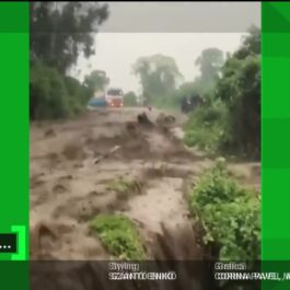 Ce inundatie! Un african s-a crezut mare si tare si a incercat cascadoria vietii pe apa!