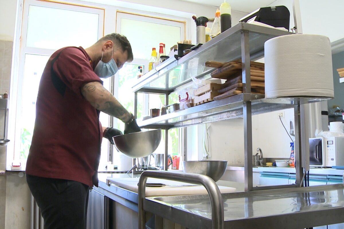 El este bucătarul "leilor" din Craiova. Dan Nistor, chemat să taie ceapa şi prazul la petrecerea de titlu!