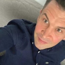 Cea mai tare imagine din pandemie! Ministrul Stroe a apărut fără pantaloni, în direct!