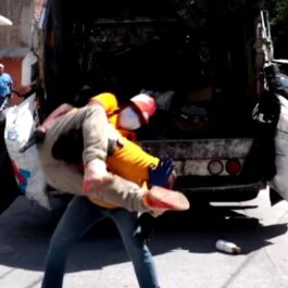 Mari fani ai wrestlingului, niste gunoieri din Mexic fac spectacol pe stradă cu schemele lor