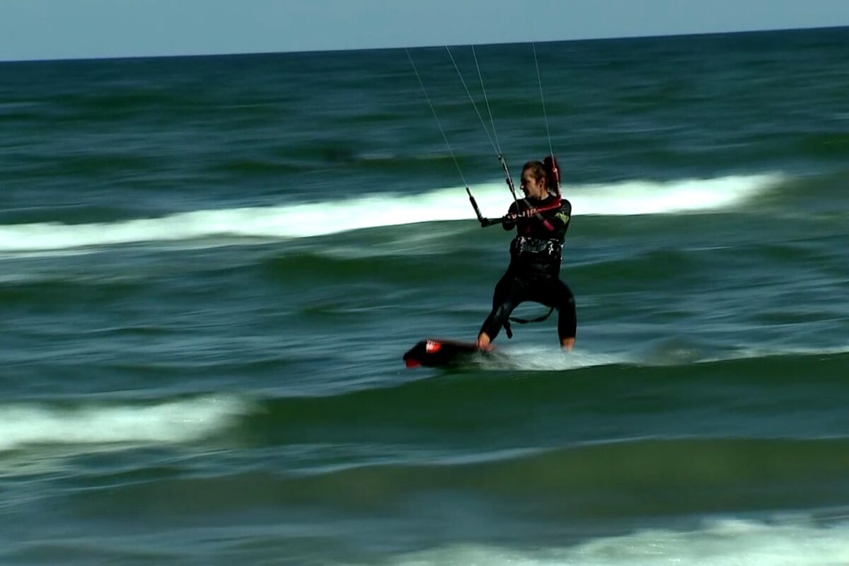 Kitesurfing-ul, noua distracţie de pe litoral