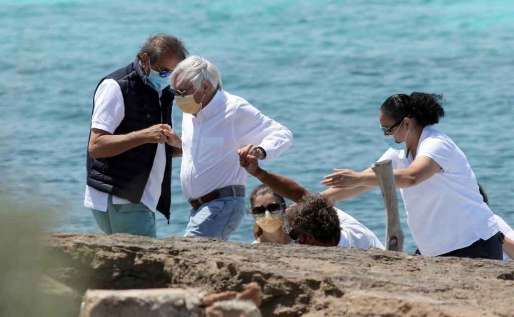 Bernie Ecclestone, ajutat în vacanţă de soţia care îi este cu 45 de ani mai tânără