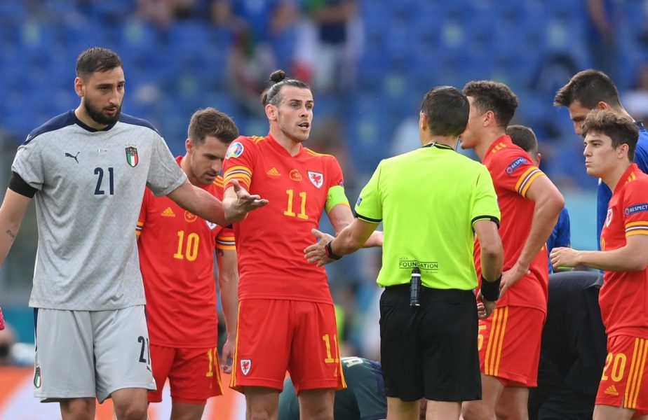 EURO 2020 | Ovidiu Haţegan, două „victime” în două meciuri! Arbitrul român a arătat cartonaşul roşu în Italia – Ţara Galilor şi a scris istorie. Gareth Bale a protestat vehement!