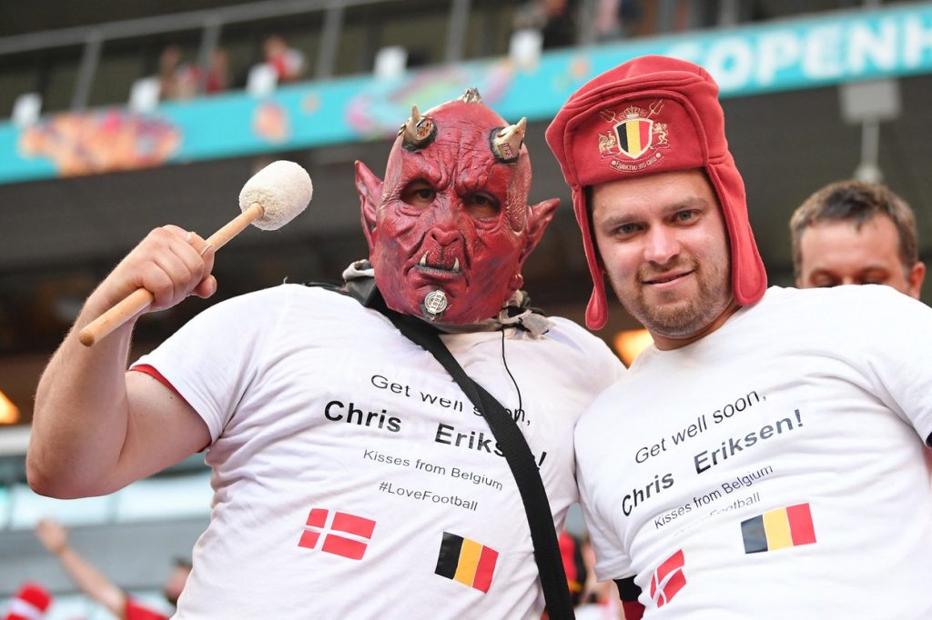 Euro 2020 | Danemarca – Belgia s-a oprit pentru Christian Eriksen! Jucătorii, fanii și arbitrii au aplaudat. Mesaje emoționante din tribună