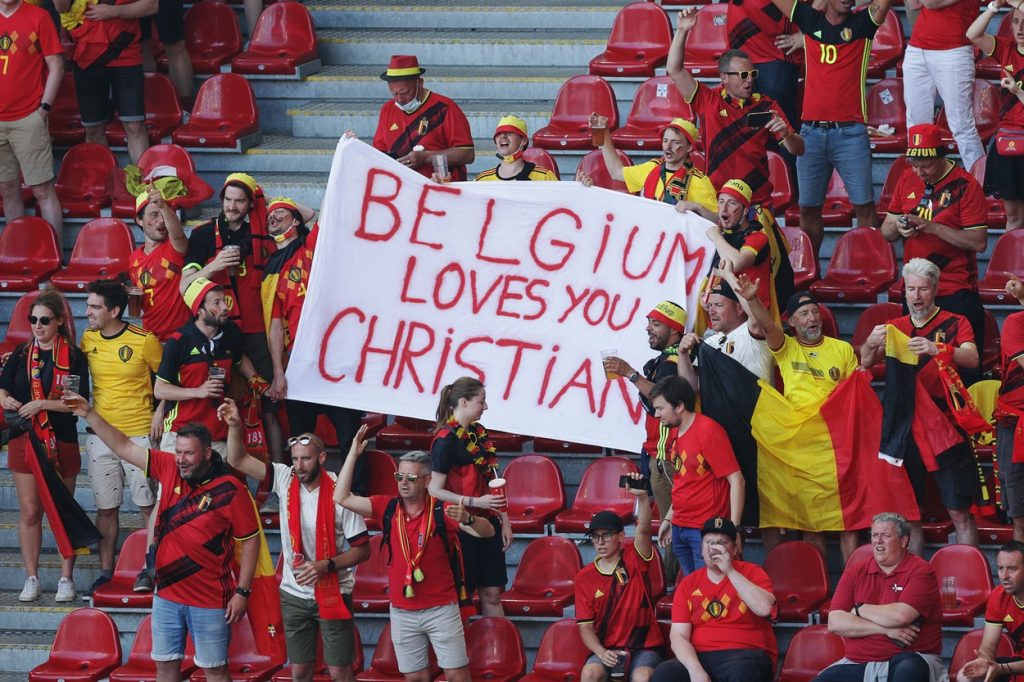 Euro 2020 | Danemarca – Belgia s-a oprit pentru Christian Eriksen! Jucătorii, fanii și arbitrii au aplaudat. Mesaje emoționante din tribună