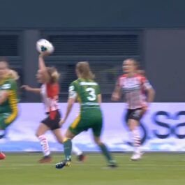 VIDEO. Cel mai ciudat penalty! A cerut henţ la o adversară, apoi a fost lovită de minge în mână