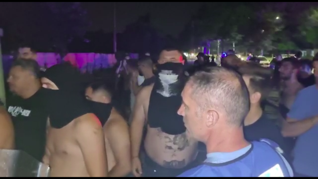 Scandal la Craiova! Fanii s-au dus peste jucători după umilința cu FK Laci: „Vă rupem picioarele!”