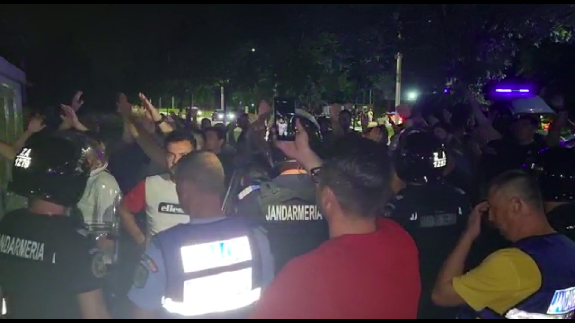 Scandal la Craiova! Fanii s-au dus peste jucători după umilința cu FK Laci: „Vă rupem picioarele!”