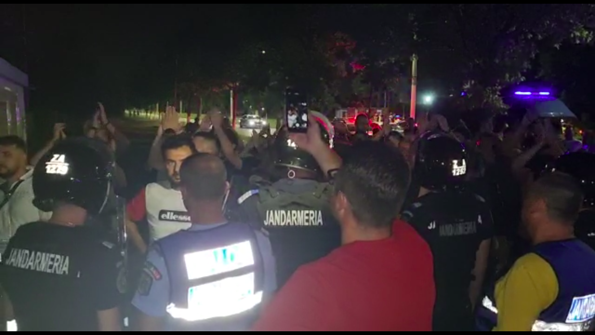 Scandal la Craiova! Fanii s-au dus peste jucători după umilința cu FK Laci: „Vă rupem picioarele!”