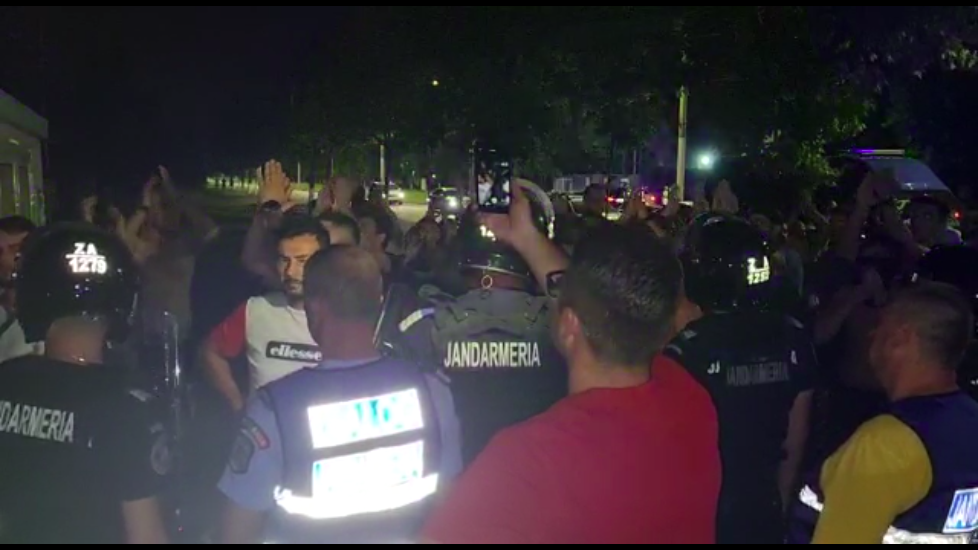 Scandal la Craiova! Fanii s-au dus peste jucători după umilința cu FK Laci: „Vă rupem picioarele!”