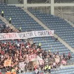 Duelul bannerelor între fani la FC U Craiova - Dinamo