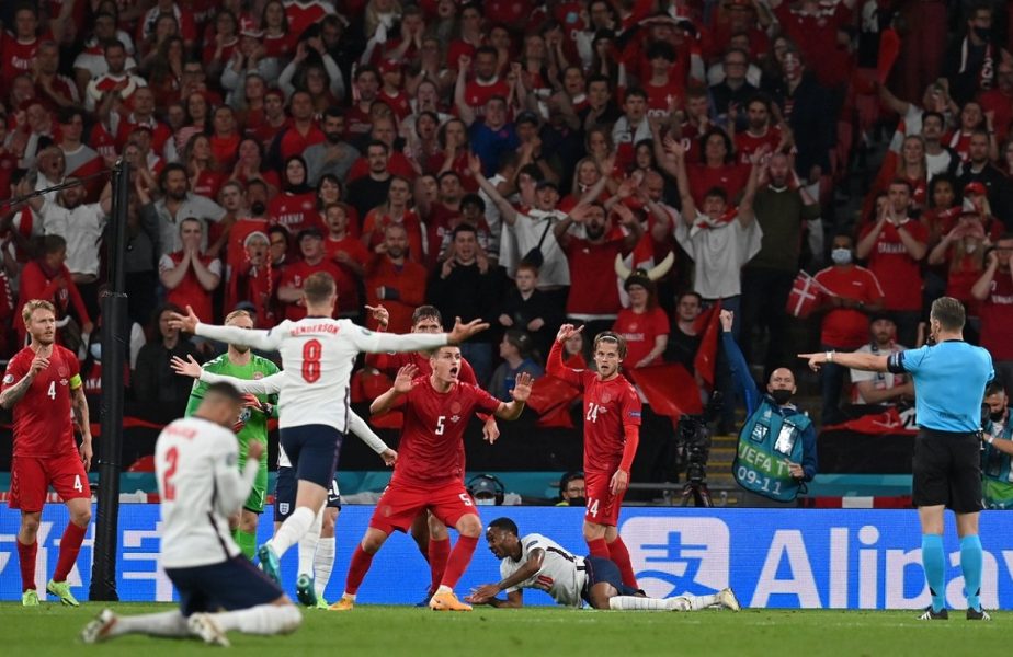 EURO 2020 | Danezii au pus tunurile pe arbitraj după eşecul cu Anglia. „Nu trebuia dat penalty-ul, erau două mingi pe teren!”