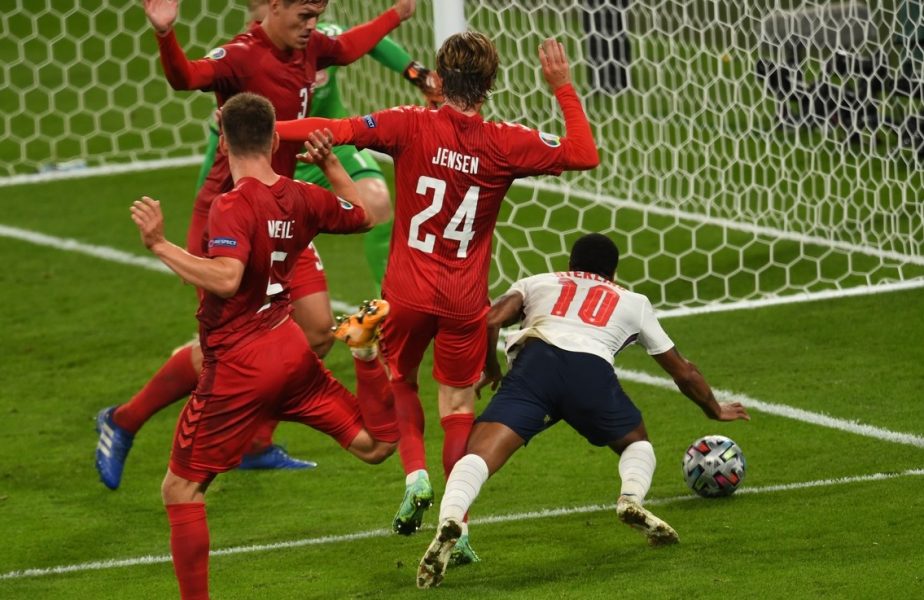 EURO 2020 | Controverse uriaşe după penalty-ul obţinut de Sterling în Anglia – Danemarca 2-1. „It’s diving home”. Ce s-a întâmplat şi care au fost reacţiile la nivel mondial!