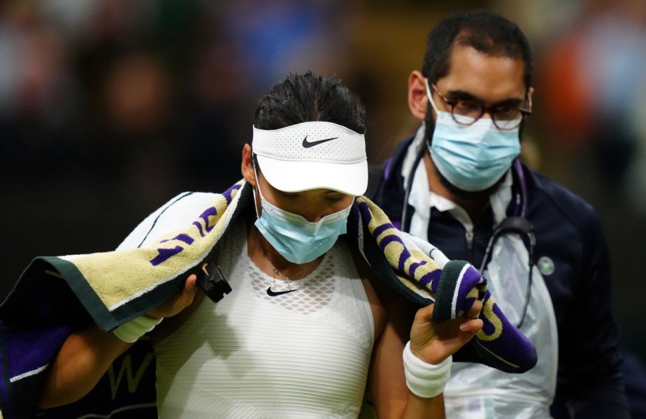 Wimbledon 2021 | Emma Răducanu a abandonat în setul al doilea al partidei cu Tomljanovic. Sportiva de 18 ani a acuzat dificultăţi de respiraţie