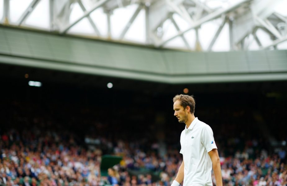 Daniil Medvedev, într-un meci la Wimbledon