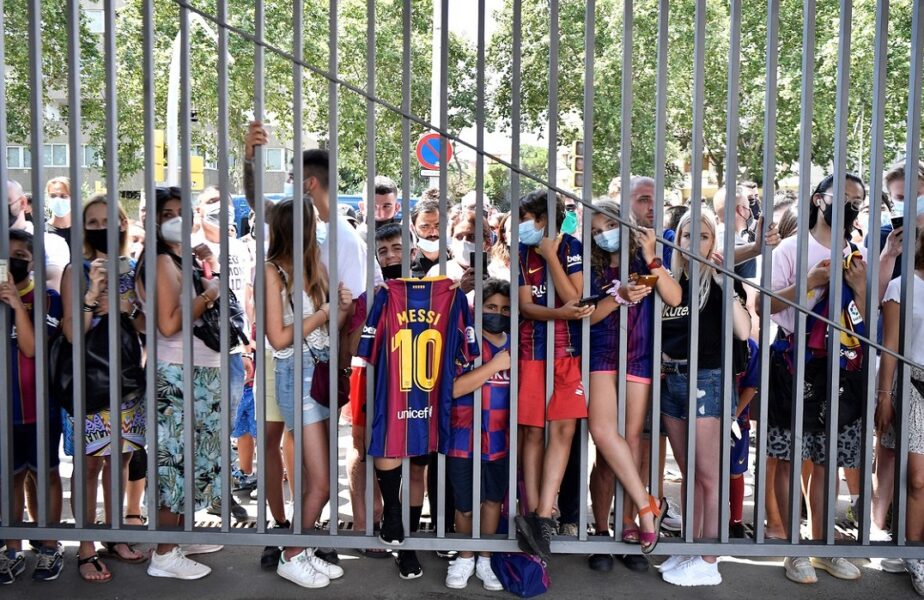 Scene nebune lângă Camp Nou, în ziua în care Lionel Messi s-a despărțit de Barcelona! Mii de fani au venit să-și ia adio de la idolul lor