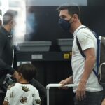 Imagini spectaculoase cu Lionel Messi la Paris! Starul argentinian, întâmpinat de fanii lui PSG în fața hotelului