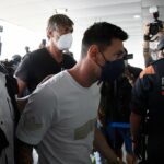 Imagini spectaculoase cu Lionel Messi la Paris! Starul argentinian, întâmpinat de fanii lui PSG în fața hotelului