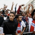 Imagini spectaculoase cu Lionel Messi la Paris! Starul argentinian, întâmpinat de fanii lui PSG în fața hotelului