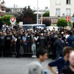 Imagini spectaculoase cu Lionel Messi la Paris! Starul argentinian, întâmpinat de fanii lui PSG în fața hotelului