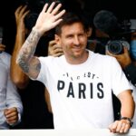 Imagini spectaculoase cu Lionel Messi la Paris! Starul argentinian, întâmpinat de fanii lui PSG în fața hotelului