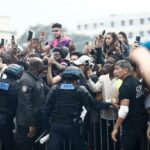 Imagini spectaculoase cu Lionel Messi la Paris! Starul argentinian, întâmpinat de fanii lui PSG în fața hotelului