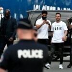 Imagini spectaculoase cu Lionel Messi la Paris! Starul argentinian, întâmpinat de fanii lui PSG în fața hotelului