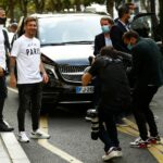 Imagini spectaculoase cu Lionel Messi la Paris! Starul argentinian, întâmpinat de fanii lui PSG în fața hotelului