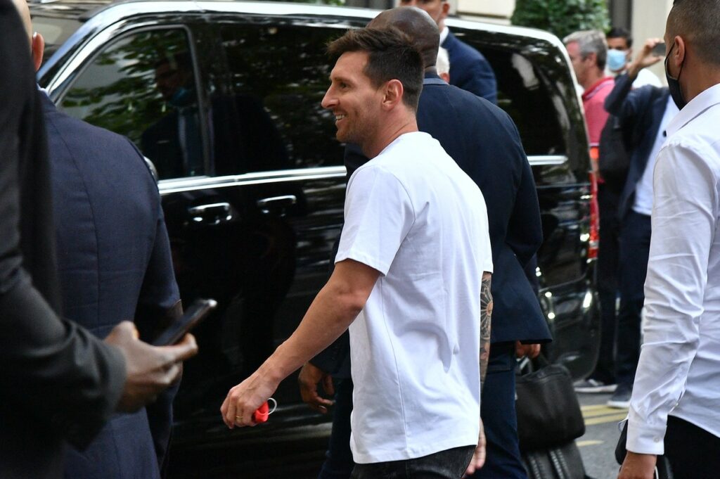 Imagini spectaculoase cu Lionel Messi la Paris! Starul argentinian, întâmpinat de fanii lui PSG în fața hotelului