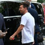Imagini spectaculoase cu Lionel Messi la Paris! Starul argentinian, întâmpinat de fanii lui PSG în fața hotelului