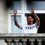 Imagini spectaculoase cu Lionel Messi la Paris! Starul argentinian, întâmpinat de fanii lui PSG în fața hotelului